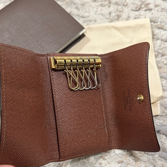 Louis Vuitton 6 Key Holder - Picture 8 of 13